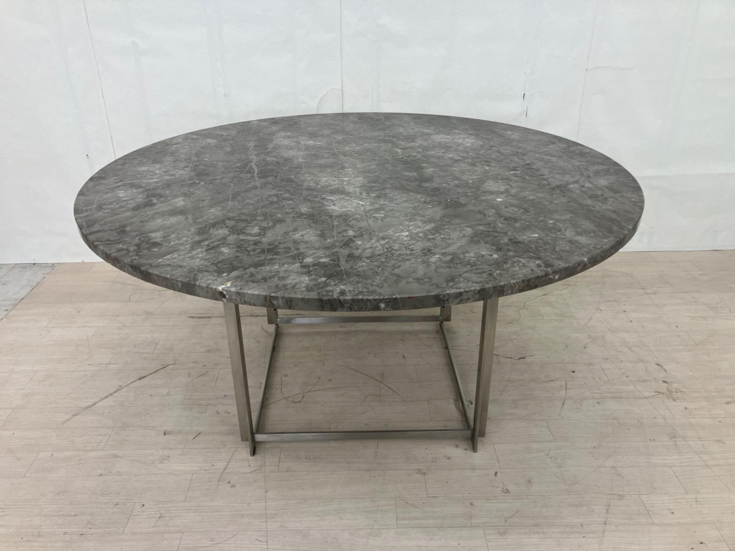 Fritz Hansen (フリッツハンセン) ダイニングテーブル PK54 グレー