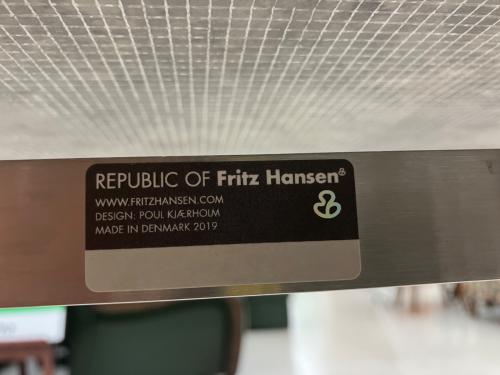 Fritz Hansen (フリッツハンセン) ダイニングテーブル PK54 グレー