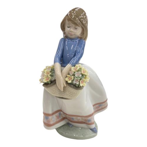 LLADRO (リヤドロ) フィギュリン 5月の花