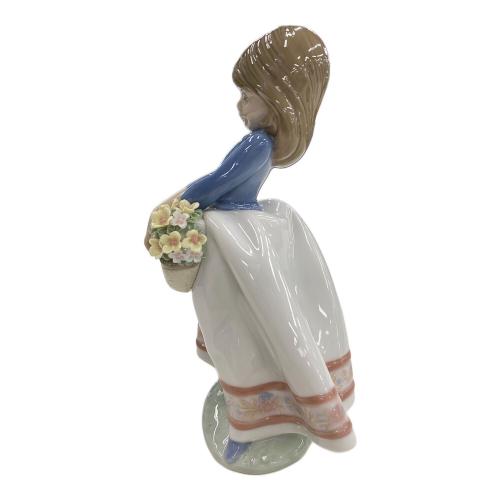 LLADRO (リヤドロ) フィギュリン 5月の花