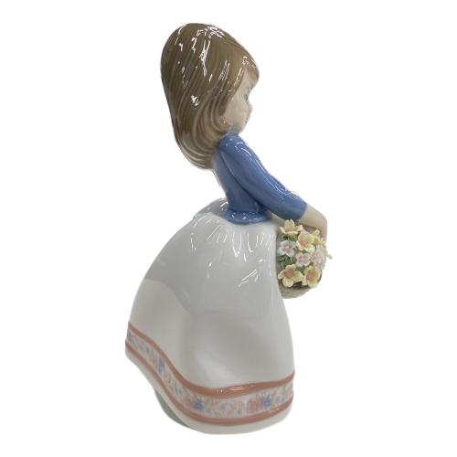 LLADRO (リヤドロ) フィギュリン 5月の花