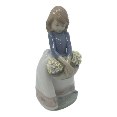 LLADRO (リヤドロ) フィギュリン 五月の花