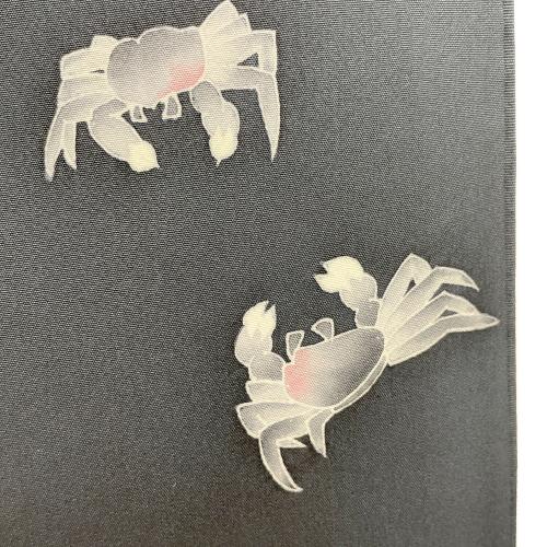 鶴見保次　付下げ　袷　Mサイズ　さが美　落款有　蟹の柄　紺色　和装