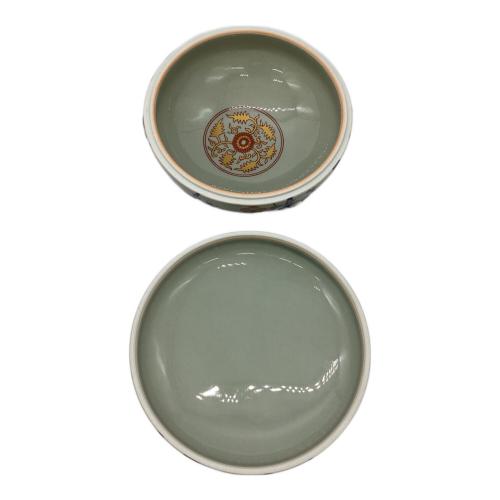 有田焼 (アリタヤキ) 蓋物 青釉梅陽刻文 林 九郎