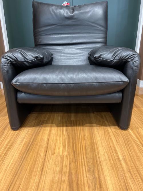CASSINA (カッシーナ) 1人掛けソファー ブラック MARALUNGA