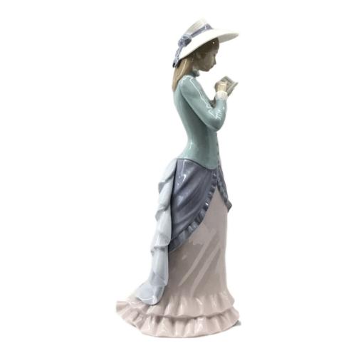 フィギュリン 読書する貴婦人 LLADRO(リヤドロ)