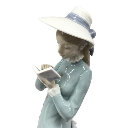 フィギュリン 読書する貴婦人 LLADRO(リヤドロ)