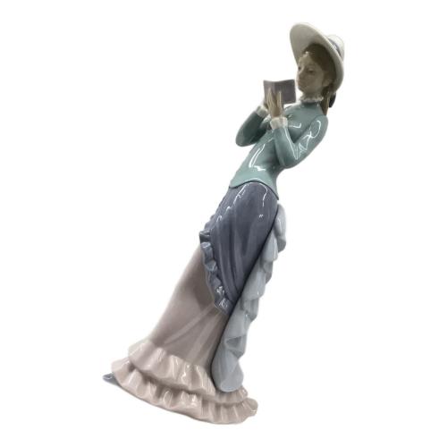 フィギュリン 読書する貴婦人 LLADRO(リヤドロ)