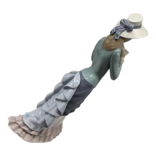 フィギュリン 読書する貴婦人 LLADRO(リヤドロ)