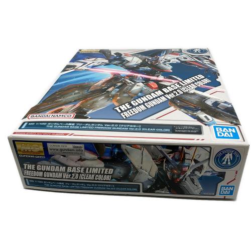BANDAI (バンダイ) ガンプラ 1/100 MG ZGMF-X10A フリーダムガンダム Ver.2.0 クリアカラー 「機動戦士ガンダムSEED」 ガンダムべース限定