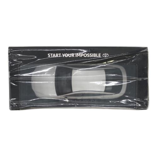 モデルカー ブラック×プレシャスホワイトパール トヨタ クラウン 1/30カラーサンプル