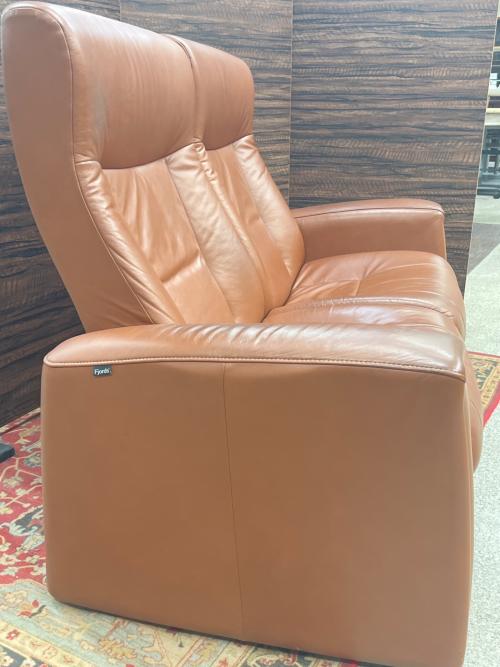 HJELLEGJERDE（イエリアーダ）Fjoeds（フィヨルド）2人掛けリクライニングソファー