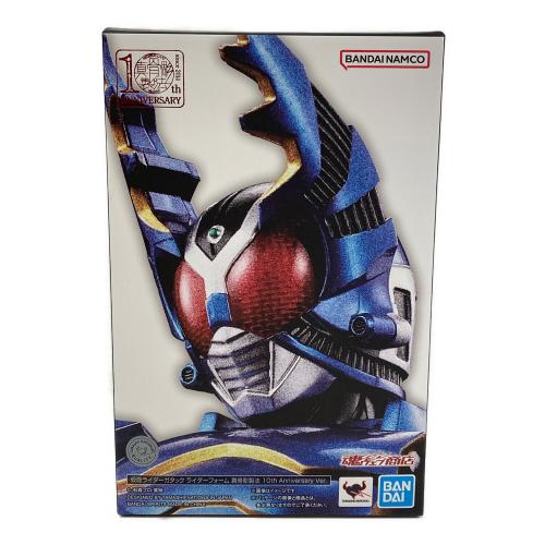 BANDAI（バンダイ）フィギュア 仮面ライダーガタック ライダーフォーム 真骨彫製法 10th Annibersary（アニバーサリー） Ver. S.H.Figuarts (フィギュアーツ) 魂ウェブ