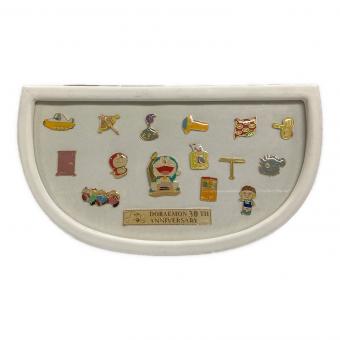 DORAEMON（ドラえもん） ピンバッチ 30th ANNIVERSARY（30周年アニバーサリー） 4次元ポケット型ケース