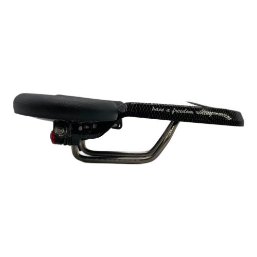 Makuake Freedom PRO 1004 サドル