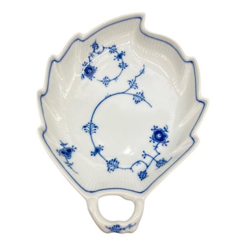 ROYAL COPENHAGEN (ロイヤル・コペンハーゲン) リーフディッシュ ホワイト×ネイビー ブルーフルーテッドジャパニーズ