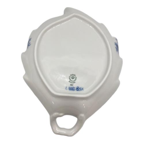 ROYAL COPENHAGEN (ロイヤル・コペンハーゲン) リーフディッシュ ホワイト×ネイビー ブルーフルーテッドジャパニーズ