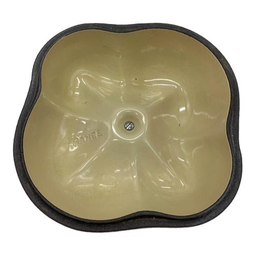 LE CREUSET (ルクルーゼ) パプリカ型ココット レッド