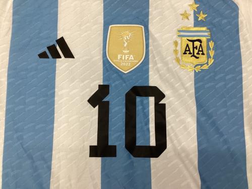 アルゼンチン代表 (アルゼンチンダイヒョウ) オーセンティック サッカーユニフォーム リオネル・メッシ【10】2022年カタールW杯優勝パッチ付 スカイブルーxホワイト SIZE L