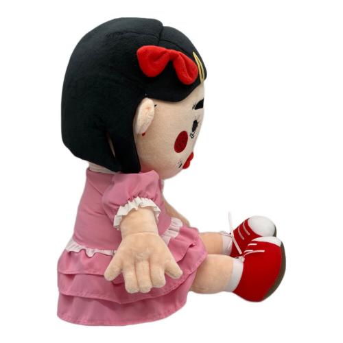 Briana Gigante あなたのそばに座るブリアナ・ギガンテ(おおきい)