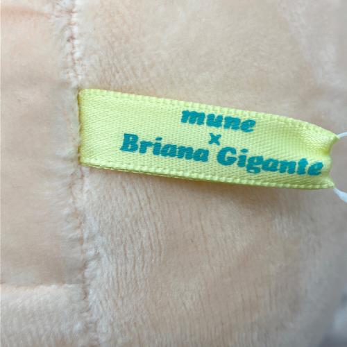 Briana Gigante あなたのそばに座るブリアナ・ギガンテ(おおきい)