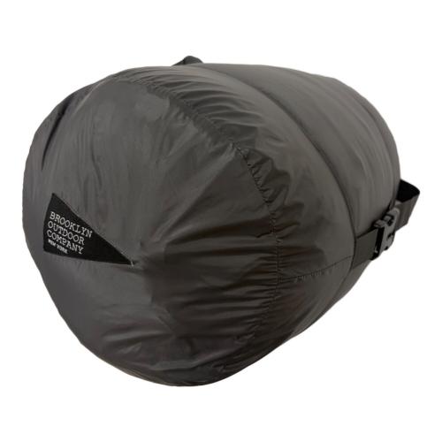 BROOKLYN OUTDOOR COMPANY (ブルックリンアウトドアカンパニー) マミー型シュラフ(ダウン) メッシュ保存袋付 グレー The Catskills Peak+ Sleeping Bag