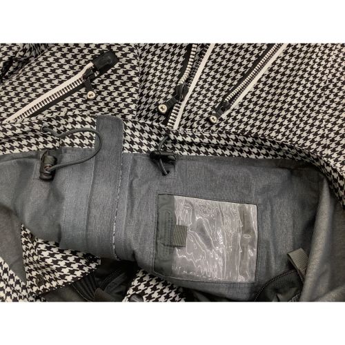 ak BURTON (エーケー バートン) スノーボードウェア(ジャケット) メンズ SIZE M ホワイト×ブラック 千鳥柄 GORE-TEX