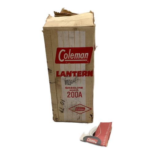 Coleman (コールマン) ガソリンランタン 1961年6月製 PYREXグローブ/タンク背面サンシャインマーク 200A イエローボーダー/前期型ベンチレーター