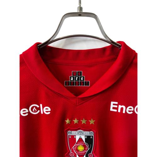 浦和レッズ (ウラワレッズ) サッカーユニフォーム メンズ SIZE M レッド 【13】渡邊 凌磨・2025シーズン・ホーム HJ1425-611