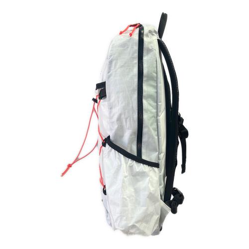Hyperlite Mountain Gear (ハイパーライトマウンテンギア) バックパック 本体/17L ポケット/6L ホワイト DAYBREAK ULTRALIGHT DAYPACK "White"