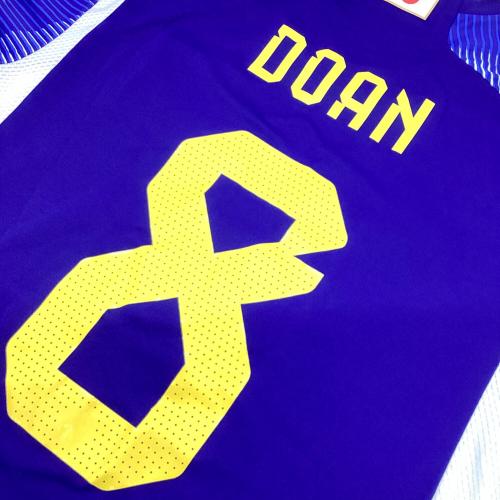 日本代表 (ニホンダイヒョウ) サッカーユニフォーム メンズ SIZE XL ブルー 【8】堂安律 2022W杯バッジ+スペイン戦マッチデー付 HF1845