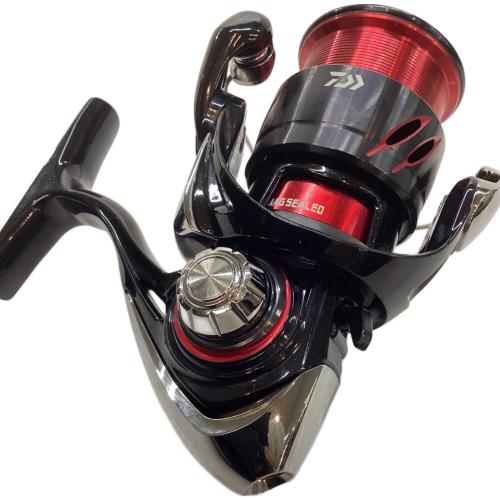 DAIWA (ダイワ) リール ブラック×レッド 2024モデル 収納袋、説明書付