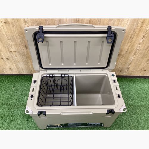 ICE AGE (アイスエイジ) クーラーボックス 45QT 42.6L カーキ カッティングボード・バスケット・ドリンクホルダー付 ROTO-MOLDED COOLER