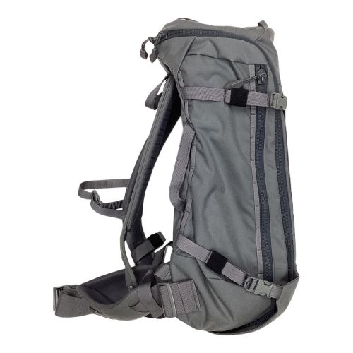 ARC'TERYX (アークテリクス) バックパック 30L グレー 17723 ASSAULT30 背面長 約41～45cm 21-30L(日帰り)