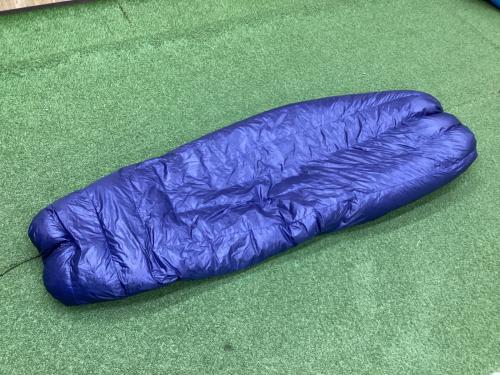 ENLIGHTENED EQUIPMENT (エンライト イクイップメント) マミー型シュラフ(ダウン) ケース付 ブルー REV85030BCRRX レヴェレーション スリーピング キルト 850 【冬用】 約192×137cm