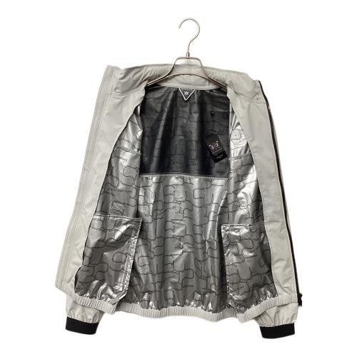 sy32 by sweet years アウター ゴルフウェア(トップス) SYG-24S14 BACK SILVER METALLIC PRINT ZIP JACKET メンズ SIZE M ライトグレー