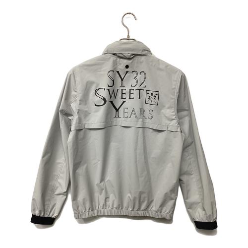 sy32 by sweet years アウター ゴルフウェア(トップス) SYG-24S14 BACK SILVER METALLIC PRINT ZIP JACKET メンズ SIZE M ライトグレー
