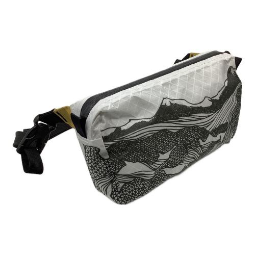 HIGH TAIL DESIGN (ハイテイルデザイン) 登山雑貨 ホワイト SKETCH 河戸良佑コラボデザイン ファニーパック Funny Pack 1L