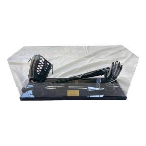 イチロー選手2009年使用モデル・プレミアムレプリカ バット(1本)、グラブ(1ケ)、バッティング手袋(右手のみ、1ケ)、特製ケース(1台)、グラブ自立パーツ(1ケ)、手マネキン(1ケ)、真ちゅうプレート(1ケ)