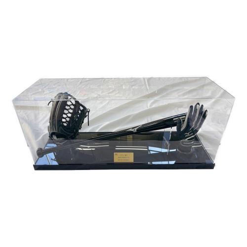 イチロー選手2009年使用モデル・プレミアムレプリカ バット(1本)、グラブ(1ケ)、バッティング手袋(右手のみ、1ケ)、特製ケース(1台)、グラブ自立パーツ(1ケ)、手マネキン(1ケ)、真ちゅうプレート(1ケ)