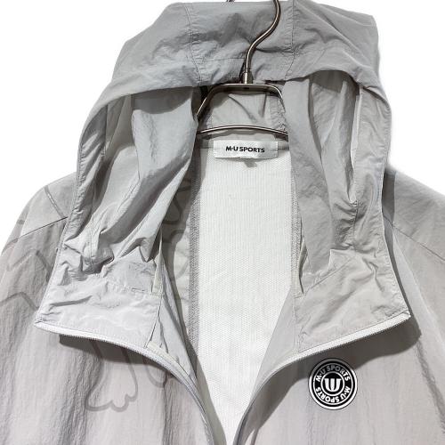 M U SPORTS (エムユースポーツ) ショルダーモチーフライトブルゾン ゴルフウェア(トップス) 701R2600 2025モデル レディース SIZE42 ライトグレー
