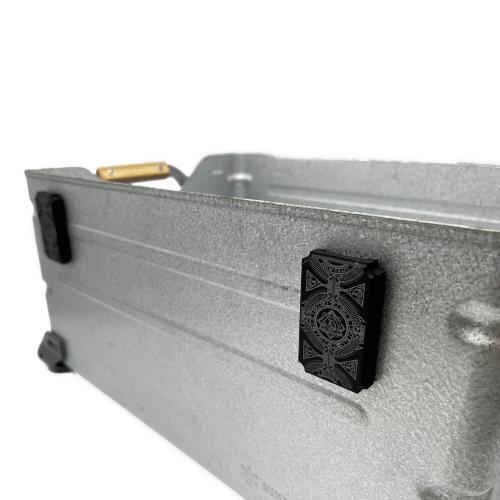 DEVISE WORKS (デバイスワークス) ラッチコン BLACK DESIGNのアイアンプレートなどを 取り付け可能に