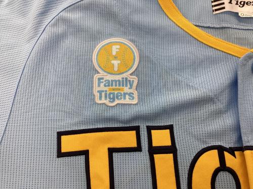 阪神タイガース (ハンシンタイガース) 応援グッズ SIZE O スカイブルー 岡田彰布【80】2024年ファミリーウィズタイガース限定ユニフォーム MIZUNO ユニフォーム レプリカ