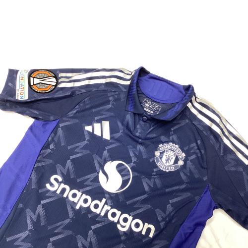 マンチェスター・ユナイテッドFC (マンチェスター・ユナイテッドエフシー) サッカーユニフォーム SIZE L ネイビー コビー・メイヌー【37】24/25シーズンアウェイ ヨーロッパリーグパッチ付 adidas オーセンティック