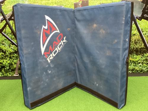 MAD ROCK 登山雑貨 約120×90cm ブラック×ブルー クラッシュパッド