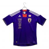 日本代表 (ニホンダイヒョウ) サッカーユニフォーム 2010年ホーム 2010年南アフリカW杯メモリアルユニフォーム(サイン・試合結果・選手、スタッフ名入) シリアルナンバー(138/2010) レプリカ SIZE M ブルー
