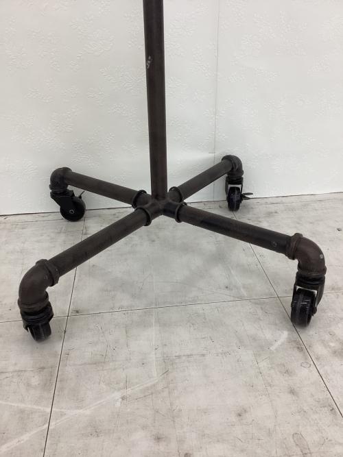 ポールハンガー ブラック 蛇口モチーフ