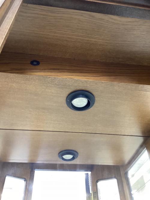 ㈲ハギタ コレクションボード ナチュラル ガラス扉/ダウンライト付/アンティーク調 木製