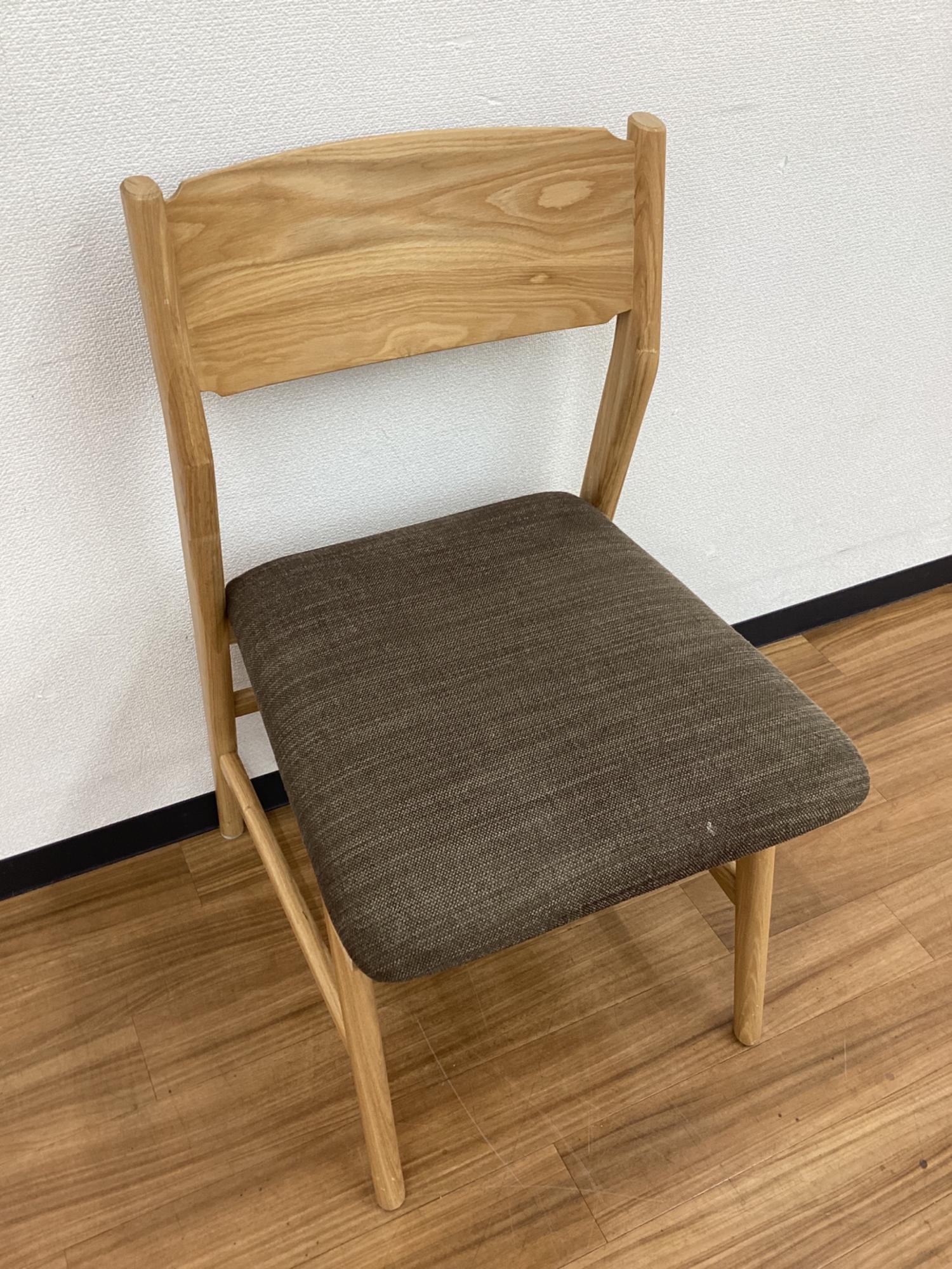 ウニコUnico　ブラウン 布地ヴィンテージチェア 人気のウニコUnico ブラウン 布地のカジュアル ヴィンテージ椅子