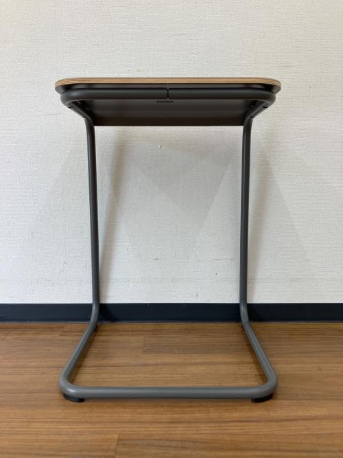 Knoll (ノル) サイドテーブル Toboggan Pull Up Table